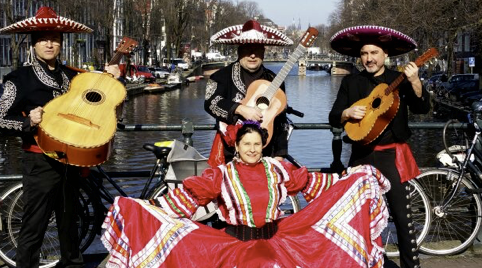 Mexicaanse muziek gekleed in Ponchis en grote Sombreros