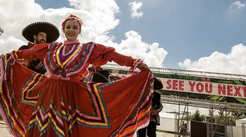 Mexicaanse muziek rond de tafels op de pleinen